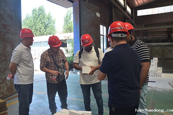 印度客户对轻质保温砖进行考察