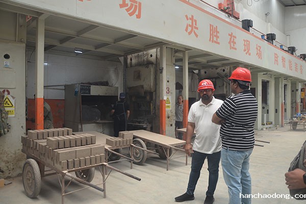 印度客户对耐火砖产线进行考察
